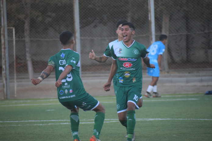 Benjamín Cortés celebra uno de sus goles por Club Social y Deportivo Ovalle