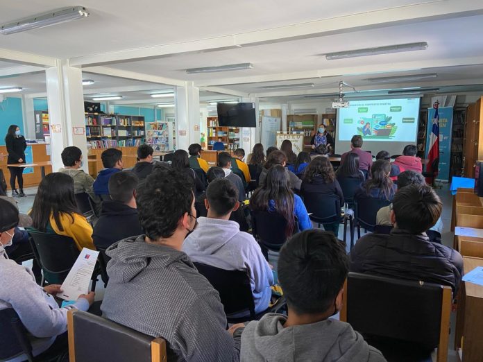 En el Liceo Eduardo Frei Montalva de Monte Patria se llevó a cabo un taller contra el ciber acoso a cargo de SernamEG.