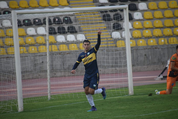 El centro delantero Joaquín Fenolio celebra uno de los goles de la victora de Provincial Ovalle