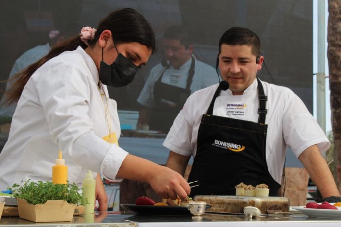 chef_cristian_carrasco_junto_a_estudiante_en_clase_magistral_cocina_de_vanguardia