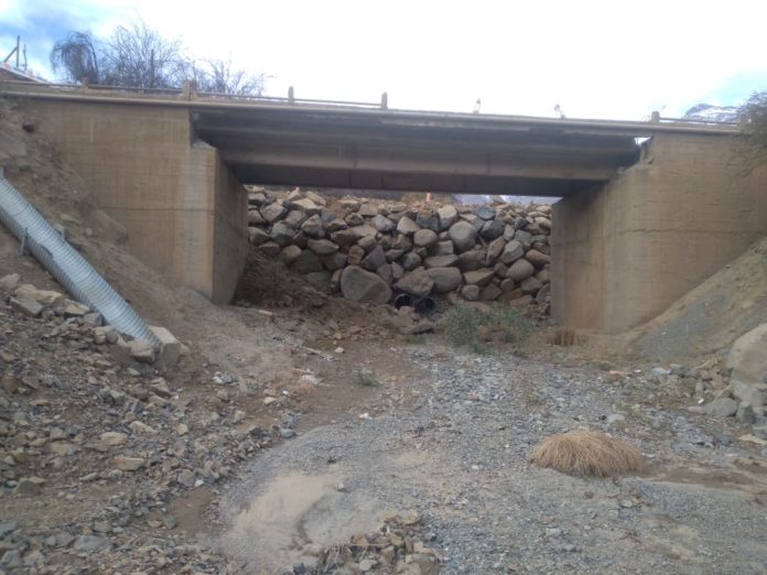 1) El Puente Cuyano tendría un desagüe que según los vecinos sería insuficiente al momento de recibir una gran cantidad de líquido