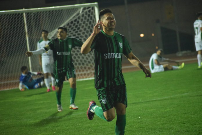 Daniel Valenzuela celebra el gol sotaquino, ante la desazón de los jugadores “condoriacos”.