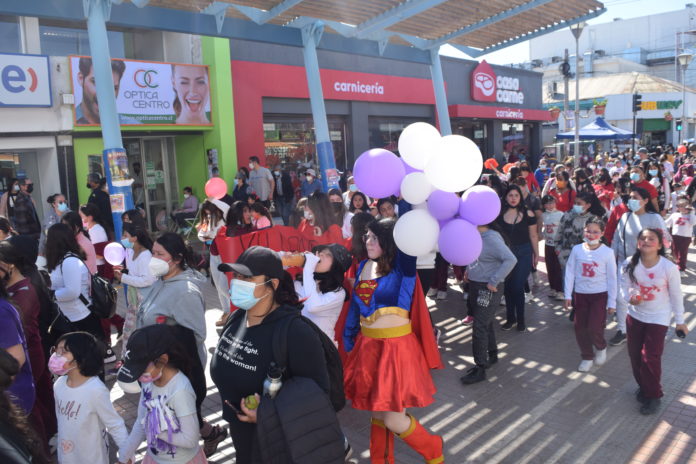 La comunidad educativa de la Escuela Helene Lang marchó por el centro para celebrar su aniversario