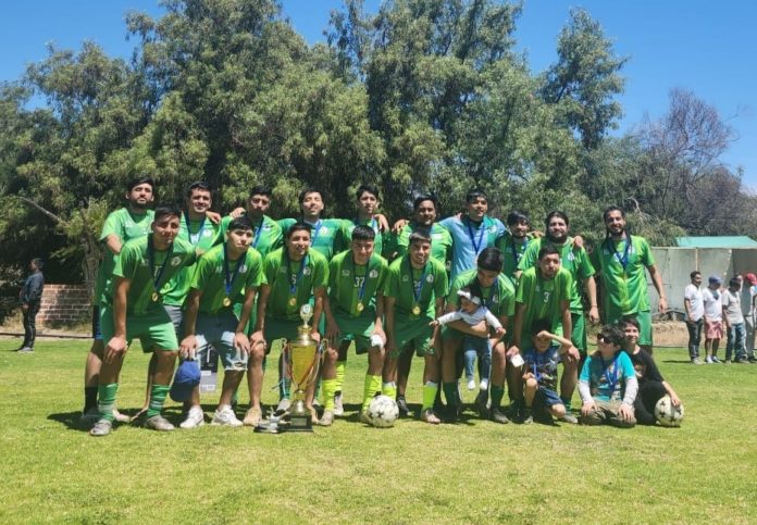 El plantel adulto de Kico Rojas logró ganar con una base de jugadores formados en su academia.