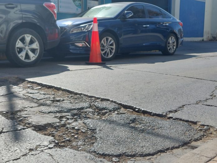 Bache en calle Coquimbo, que complica a conductores que transitan por el sector.