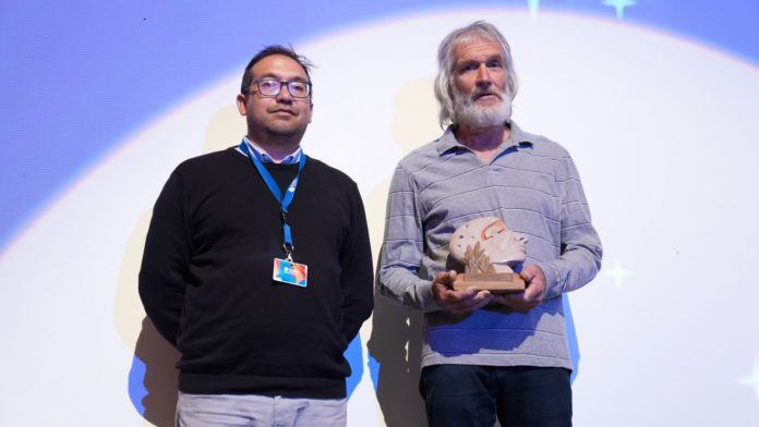 Mario Ritter (derecha) recibió el premio del cortometraje ganador en representación de su hijo Joaquín Ritter