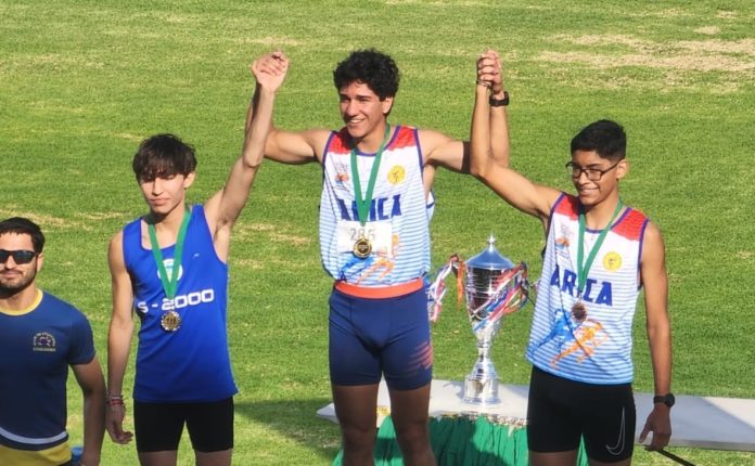 El atleta Benjamín Román (izquierda) ocupó el segundo lugar del podio en 800 metros planos.