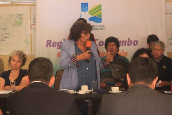 La presidenta del Consejo Regional Campesino, Leticia Ramírez, exige en la Mesa de Desarrollo Rural que se replique el programa de manejo sustentable de la tierra.