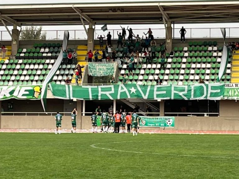 El equipo de proyección de Club Deportes Ovalle recibió los aplausos de la barra Ultra Verde.