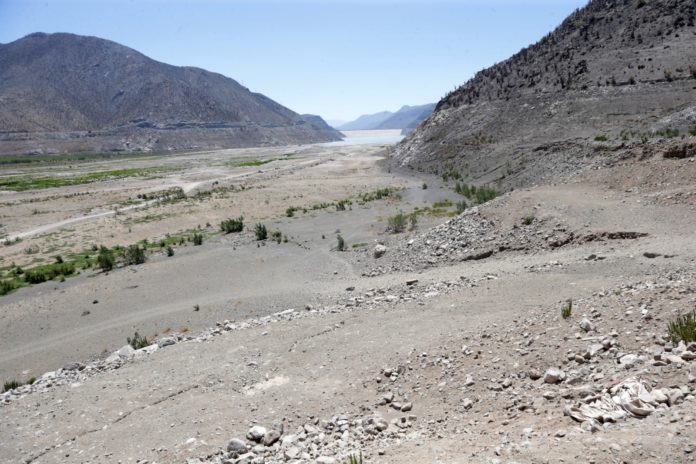 En donde antes estaba lleno de agua (embalse Puclaro), ahora solo hay tierra y algunas plantas que sobreviven con la humedad.