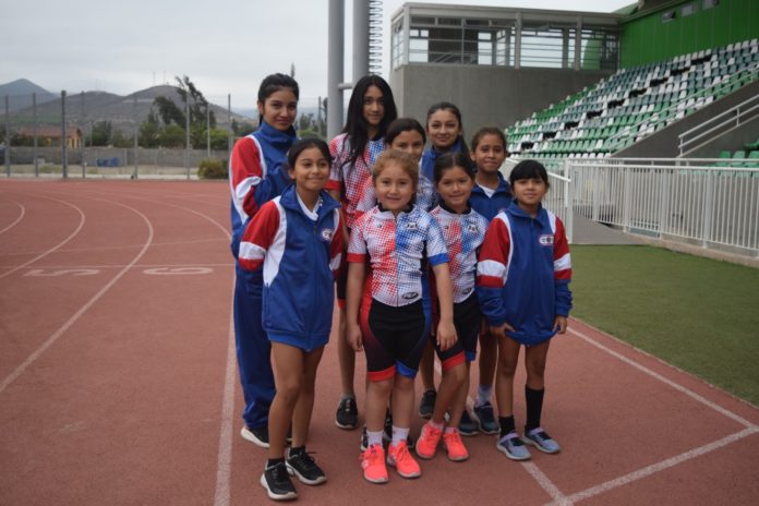 En la pista atlética del Estadio Diaguita las patinadoras del “grupo avanzada” realizan una pretemporada sin patines.