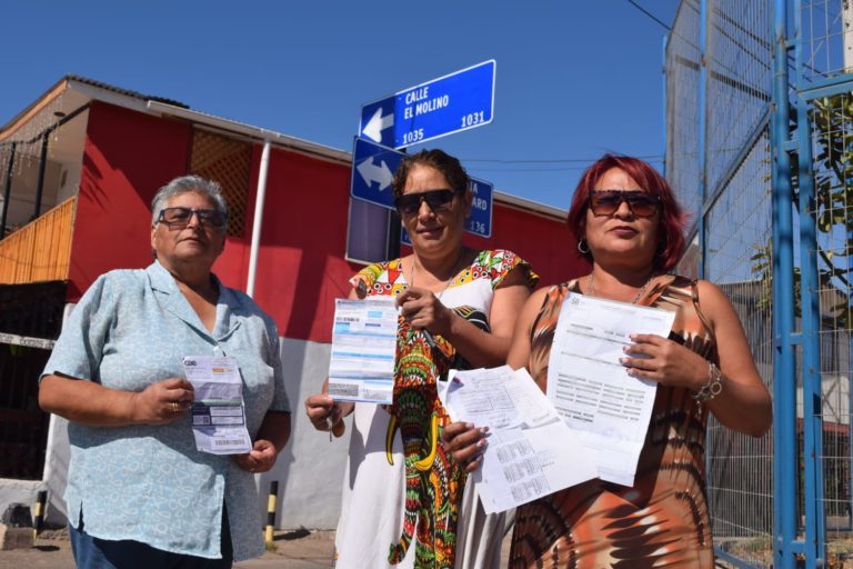 Vecinas muestran títulos de dominio y otros documentos con el nombre de Ariztía Poniente, pero la señalética en la calle indica el nombre de El Molino.