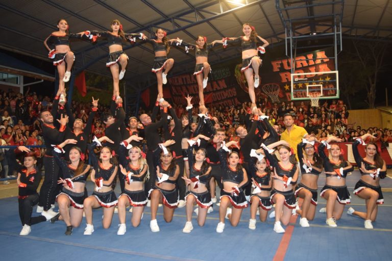 Como es tradición, antes del partido de basquetbol hubo una presentación de cheerleaders, para animar a los jugadores.