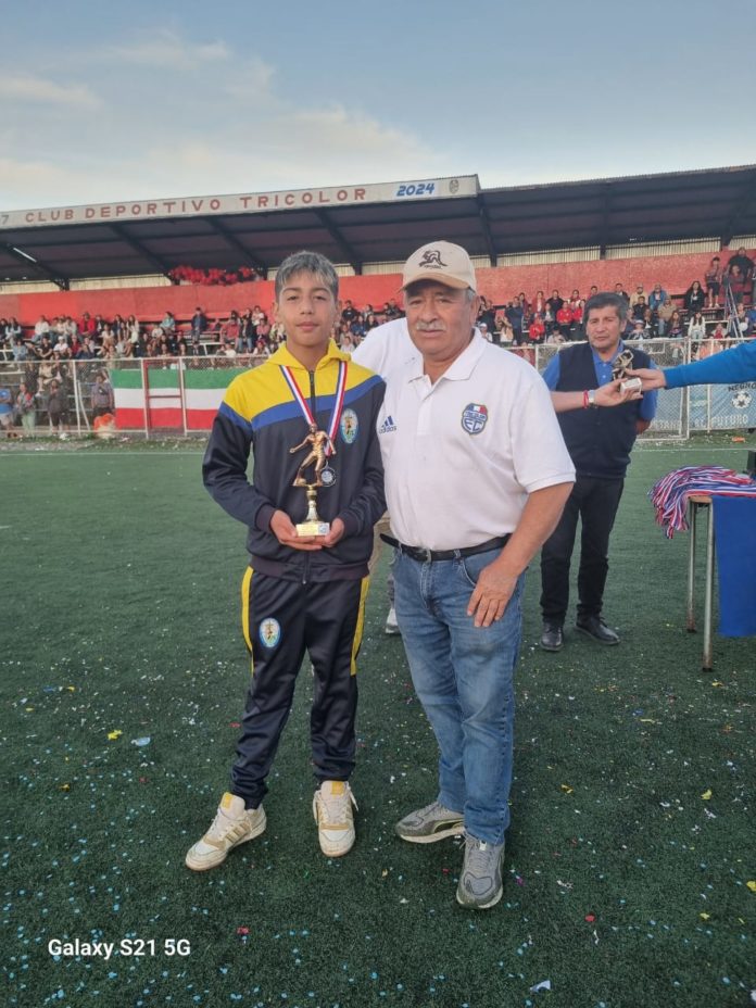 El delantero Joan Gallardo fue premiado como el goleador del torneo, tras anotar 14 goles.