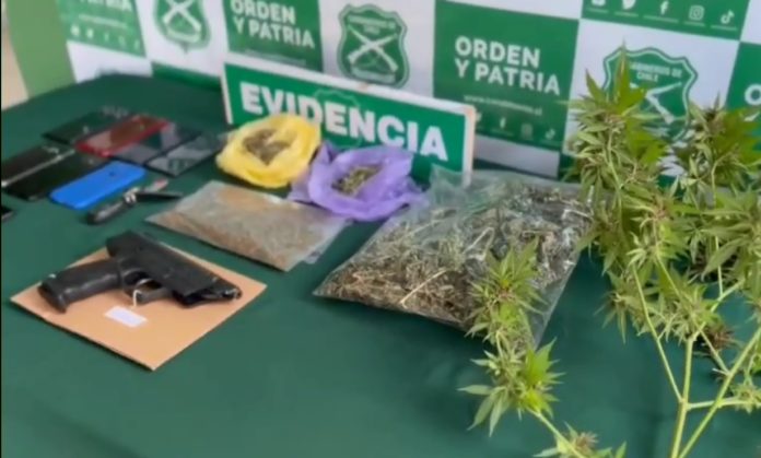 En el procedimiento Carabineros logró la incautación de un arma, droga y evidencia.